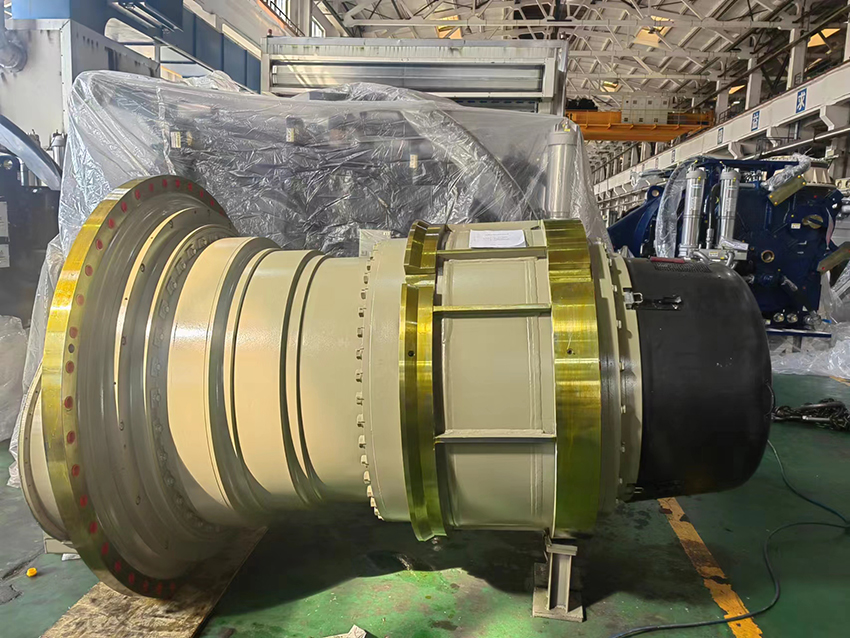 29哈电220吨级矿用自卸车电动轮减速机完成首台交付.jpg